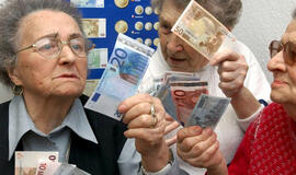 Senoliai santaupas sukčiams įteikia lengva ranka