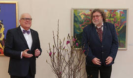 Ligoninę puošiantys meno darbai sugulė į albumą