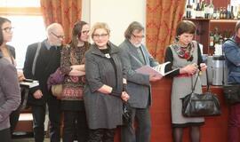 Ligoninę puošiantys meno darbai sugulė į albumą