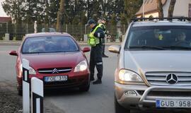 Naktiniai reidai: ir neblaivūs vairuotojai, ir bandymas papirkti