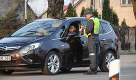 Naktiniai reidai: ir neblaivūs vairuotojai, ir bandymas papirkti