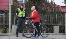 Naktiniai reidai: ir neblaivūs vairuotojai, ir bandymas papirkti