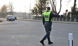 Naktiniai reidai: ir neblaivūs vairuotojai, ir bandymas papirkti