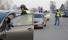 Naktiniai reidai: ir neblaivūs vairuotojai, ir bandymas papirkti