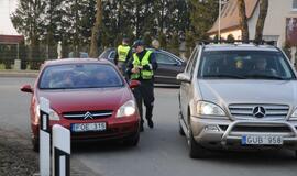 Naktiniai reidai: ir neblaivūs vairuotojai, ir bandymas papirkti