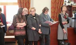 Ligoninę puošiantys meno darbai sugulė į albumą