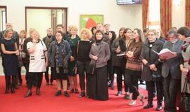 Ligoninę puošiantys meno darbai sugulė į albumą