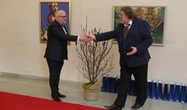 Ligoninę puošiantys meno darbai sugulė į albumą