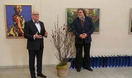 Ligoninę puošiantys meno darbai sugulė į albumą