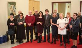 Ligoninę puošiantys meno darbai sugulė į albumą