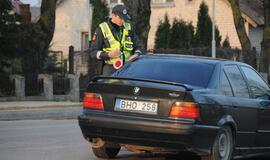 Naktiniai reidai: ir neblaivūs vairuotojai, ir bandymas papirkti