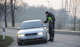 Naktiniai reidai: ir neblaivūs vairuotojai, ir bandymas papirkti