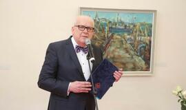 Ligoninę puošiantys meno darbai sugulė į albumą