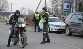 Naktiniai reidai: ir neblaivūs vairuotojai, ir bandymas papirkti