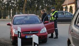 Naktiniai reidai: ir neblaivūs vairuotojai, ir bandymas papirkti