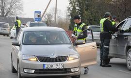 Naktiniai reidai: ir neblaivūs vairuotojai, ir bandymas papirkti