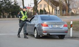 Naktiniai reidai: ir neblaivūs vairuotojai, ir bandymas papirkti