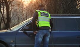 Naktiniai reidai: ir neblaivūs vairuotojai, ir bandymas papirkti