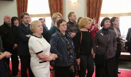 Ligoninę puošiantys meno darbai sugulė į albumą