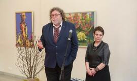 Ligoninę puošiantys meno darbai sugulė į albumą