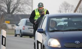 Naktiniai reidai: ir neblaivūs vairuotojai, ir bandymas papirkti