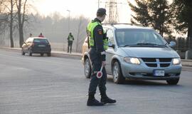 Naktiniai reidai: ir neblaivūs vairuotojai, ir bandymas papirkti