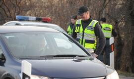 Naktiniai reidai: ir neblaivūs vairuotojai, ir bandymas papirkti