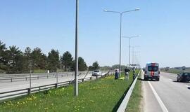 Autostradoje nusileido parašiutininkas