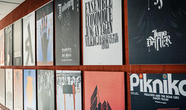 Dizaino ribų plėtimas Kultūros fabrike: nepatogi diskusija apie grožį, mutuojanti tekstilė, išskirtiniai plakatai ir baldų prototipai