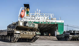 Uoste iškrauta Norvegijos karių technika (video)