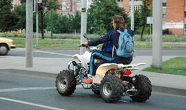 Sieks griežtinti mopedų ir keturračių vairuotojų atsakomybę