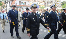 Jūros šventėje - vėliavos su juodais kaspinais