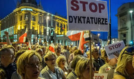 Lenkijoje ir toliau vyko protestai dėl Aukščiausiojo teismo reformos įstatymo