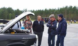 Nidos aerodrome "nutūpė" klasikiniai automobiliai