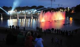 Jono kalnelis: fontanų ir pirotechnikos šou