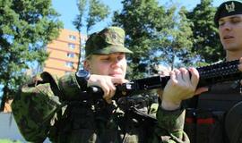 Kariuomenė vilioja ir merginas