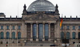 Turistai iš Kinijos sulaikyti prie Reichstago už nacistinį pasisveikinimą