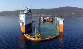 Ruošiamasi plaukiojančio doko tempimo operacijai