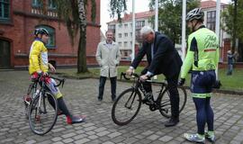 Lenktynės autobusu, automobiliu, elektriniu automobiliu ir dviračiu