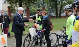 Lenktynės autobusu, automobiliu, elektriniu automobiliu ir dviračiu