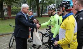 Lenktynės autobusu, automobiliu, elektriniu automobiliu ir dviračiu