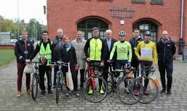 Lenktynės autobusu, automobiliu, elektriniu automobiliu ir dviračiu