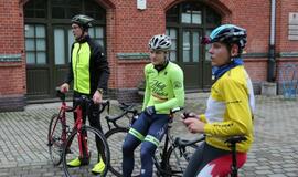 Lenktynės autobusu, automobiliu, elektriniu automobiliu ir dviračiu