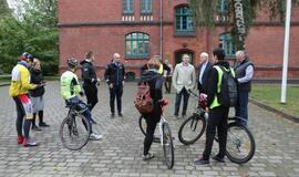 Lenktynės autobusu, automobiliu, elektriniu automobiliu ir dviračiu