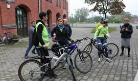 Lenktynės autobusu, automobiliu, elektriniu automobiliu ir dviračiu