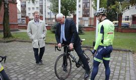 Lenktynės autobusu, automobiliu, elektriniu automobiliu ir dviračiu