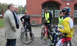 Lenktynės autobusu, automobiliu, elektriniu automobiliu ir dviračiu