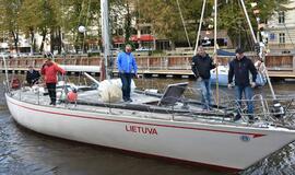 Dangę papuošė laivais