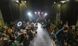 Madų šou sandėlyje