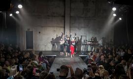 Madų šou sandėlyje